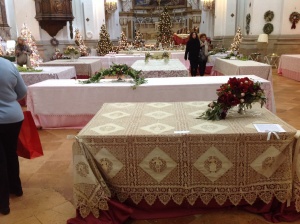 Una panoramica della mostra nella bellissima chiesa di S.Carlo.